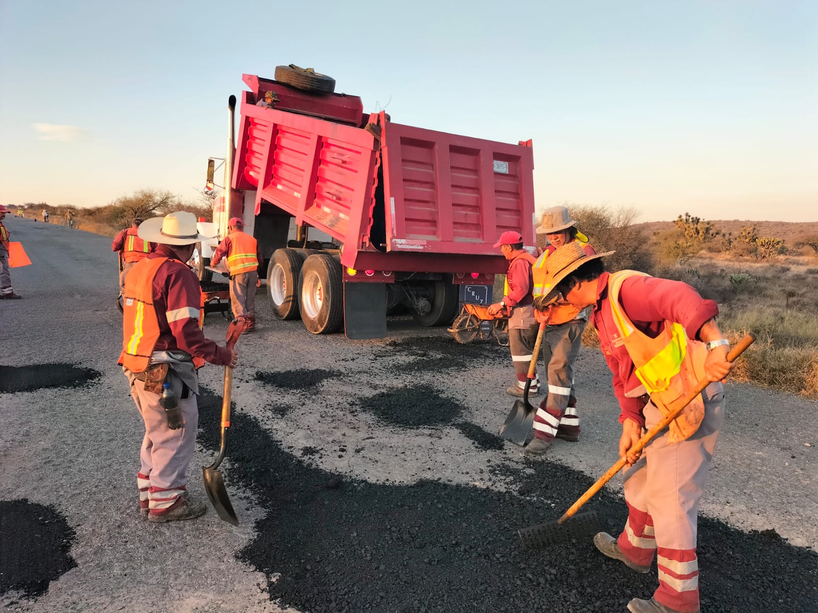Programa de bacheo avanzó en Tecozautla para mejorar movilidad y seguridad vial