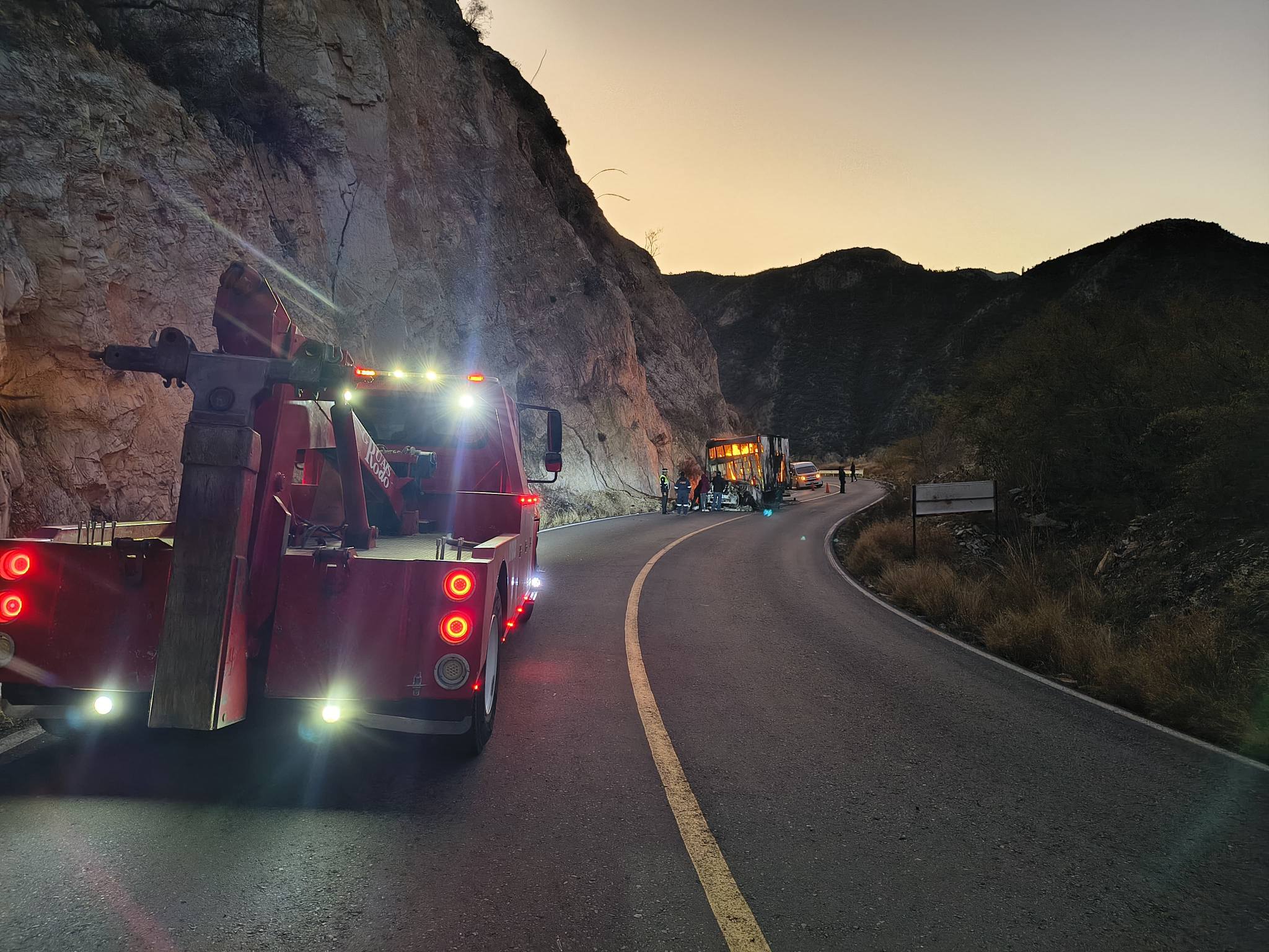 Atienden incidente con tractocamión en San Agustín Metzquititlán