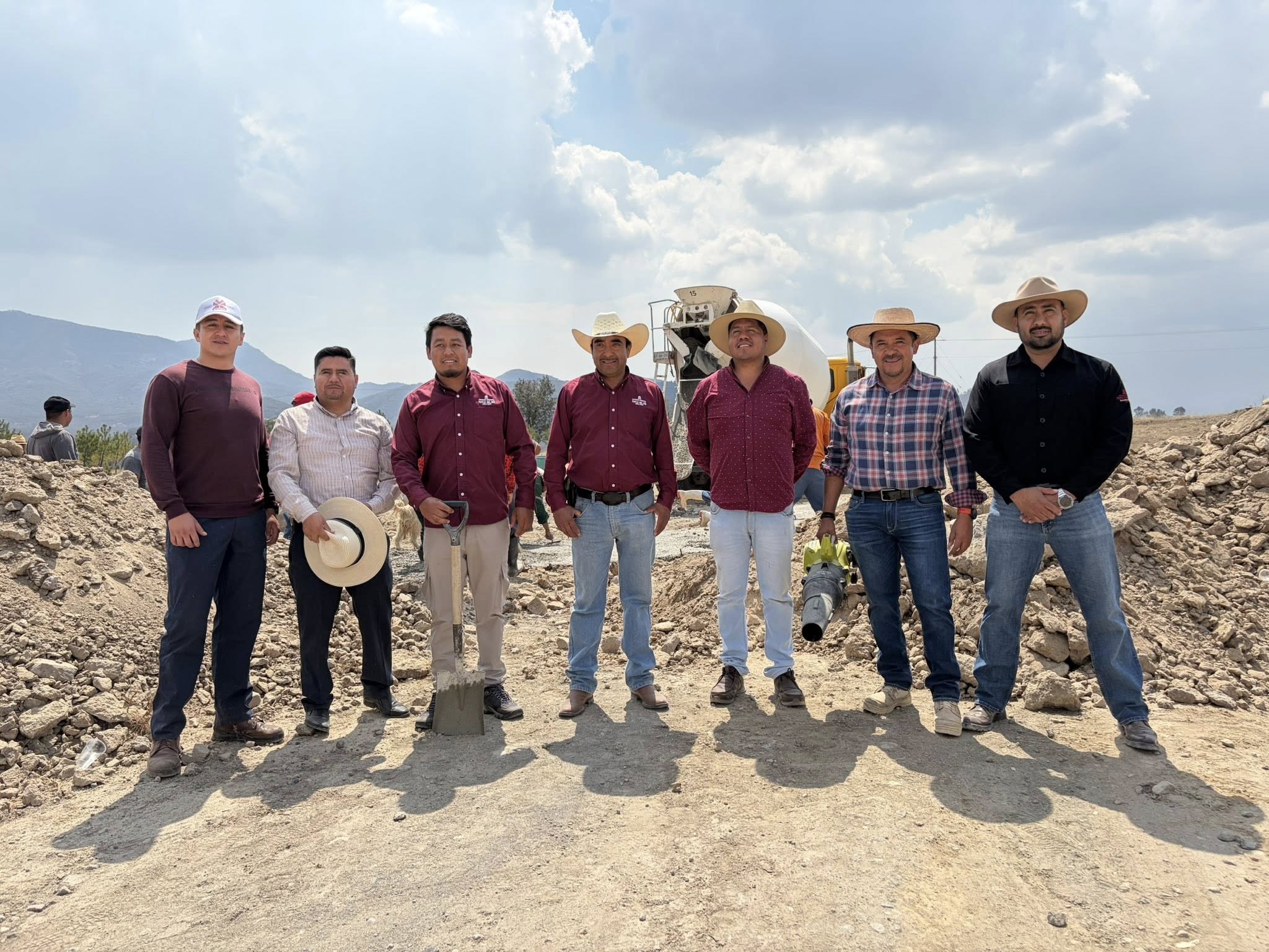 Entregan olla de concreto para mejorar vialidad en comunidad de Tepeji del Río