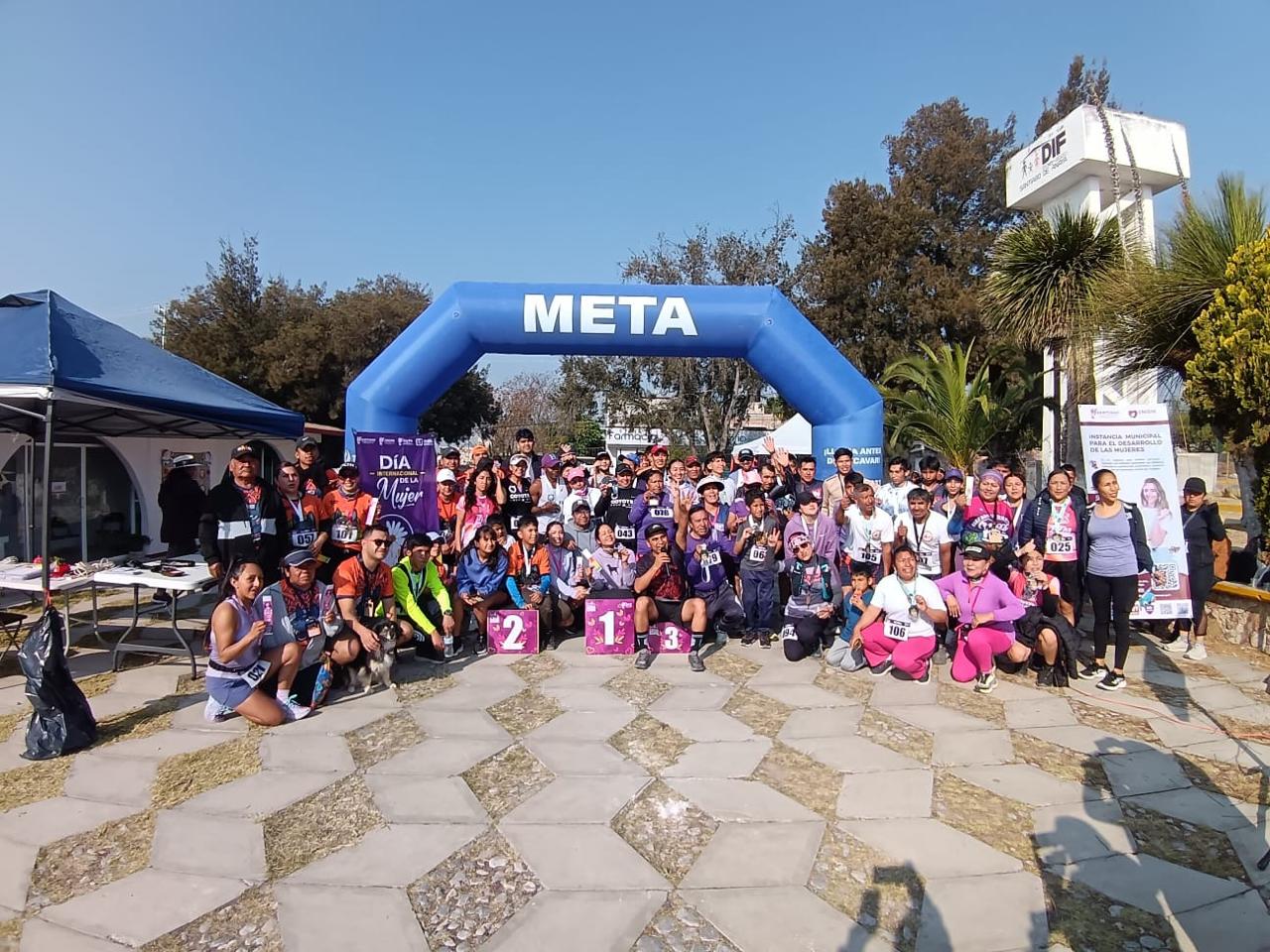 Realizan carrera atletica por el 8M en Santiago de Anaya
