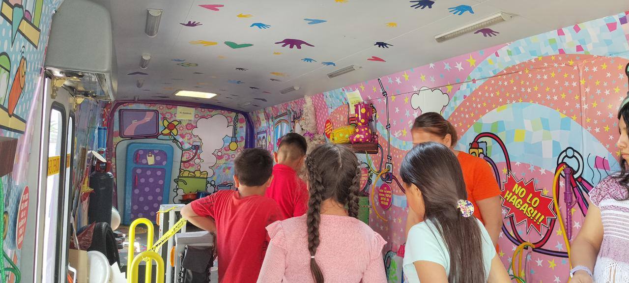 LLEGA CAMIÓN MUSEO DE FUNDACIÓN MICHOU Y MAU A SANTIAGO DE ANAYA