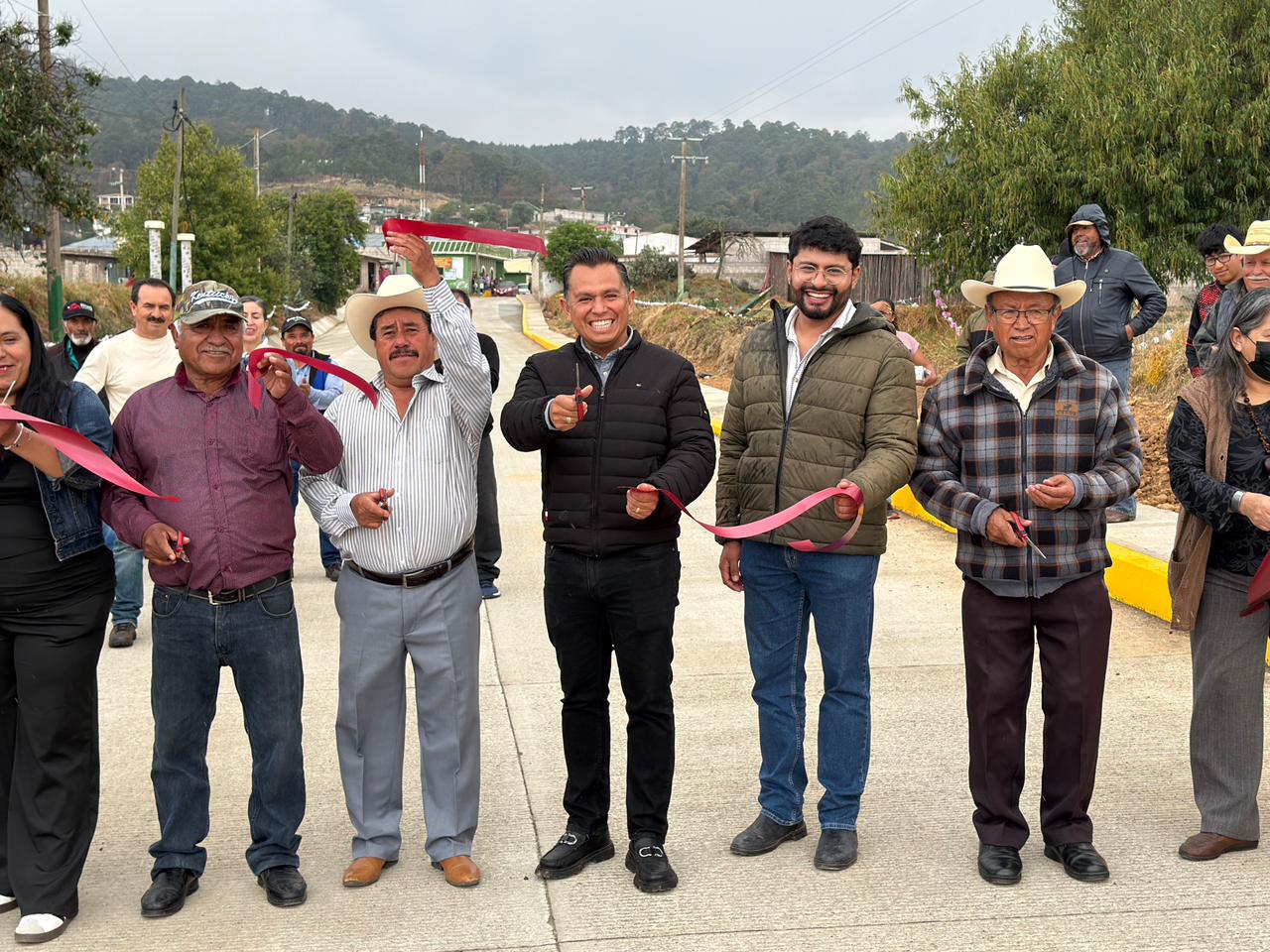 Inaugura presidente Jorge Hernández Araus pavimentación hidráulica en Tezoncualpan