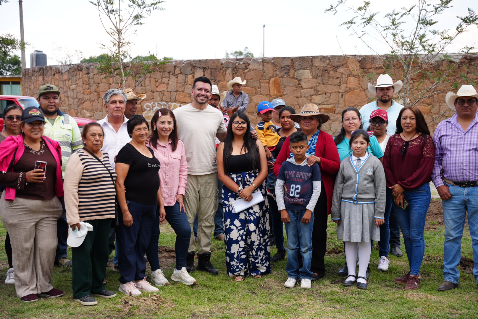 Realizan inauguración de obras y entrega de árboles en comunidades de Huichapan