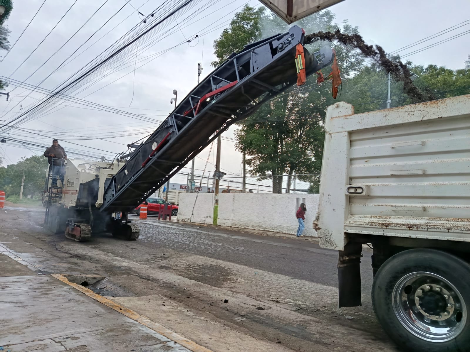 Avanza rehabilitación vial en Tulancingo con trabajos frente a la Preparatoria No. 2 y la Secundaria Federal No. 1