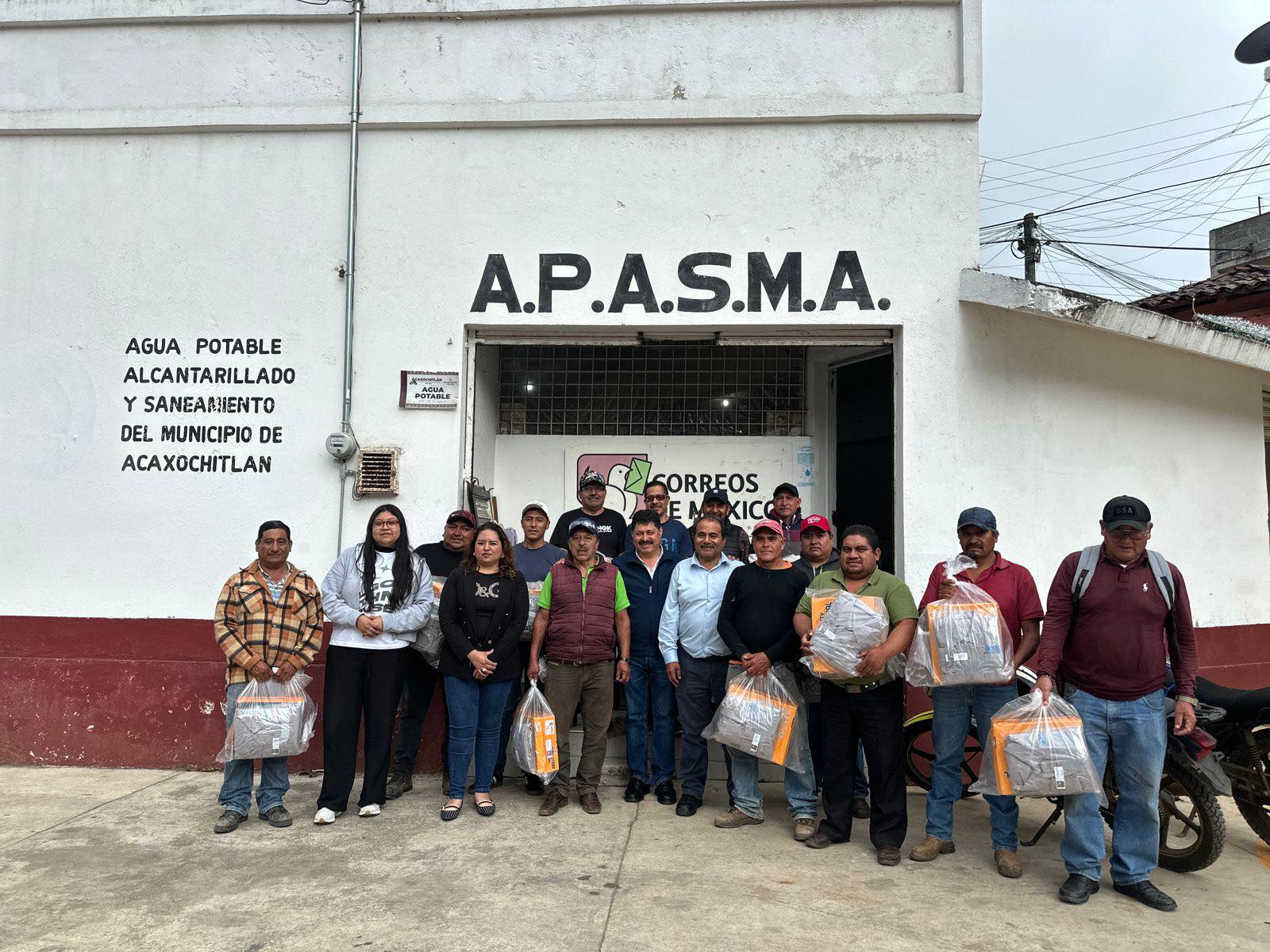 Entrega Gobierno de Acaxochitlán uniformes a personal de Agua Potable para fortalecer los servicios municipales