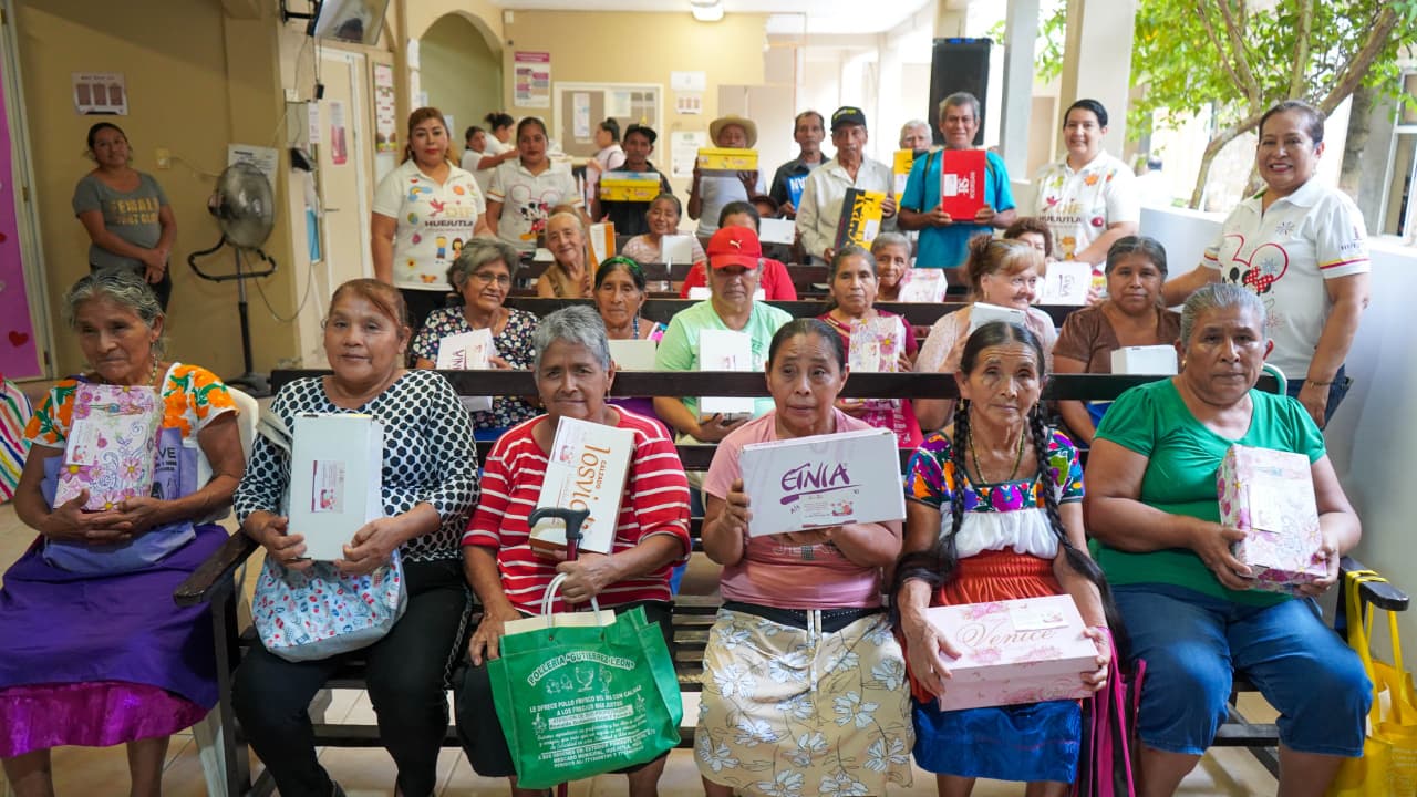 DIF Huejutla realiza segunda entrega de calzado gratuito para adultos mayores en situación de vulnerabilidad